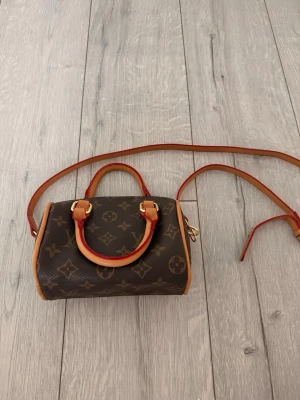  Monogram axelväska - jätte fin väska, pris går att diskutera vid snabbköp eller möte i göteborg 