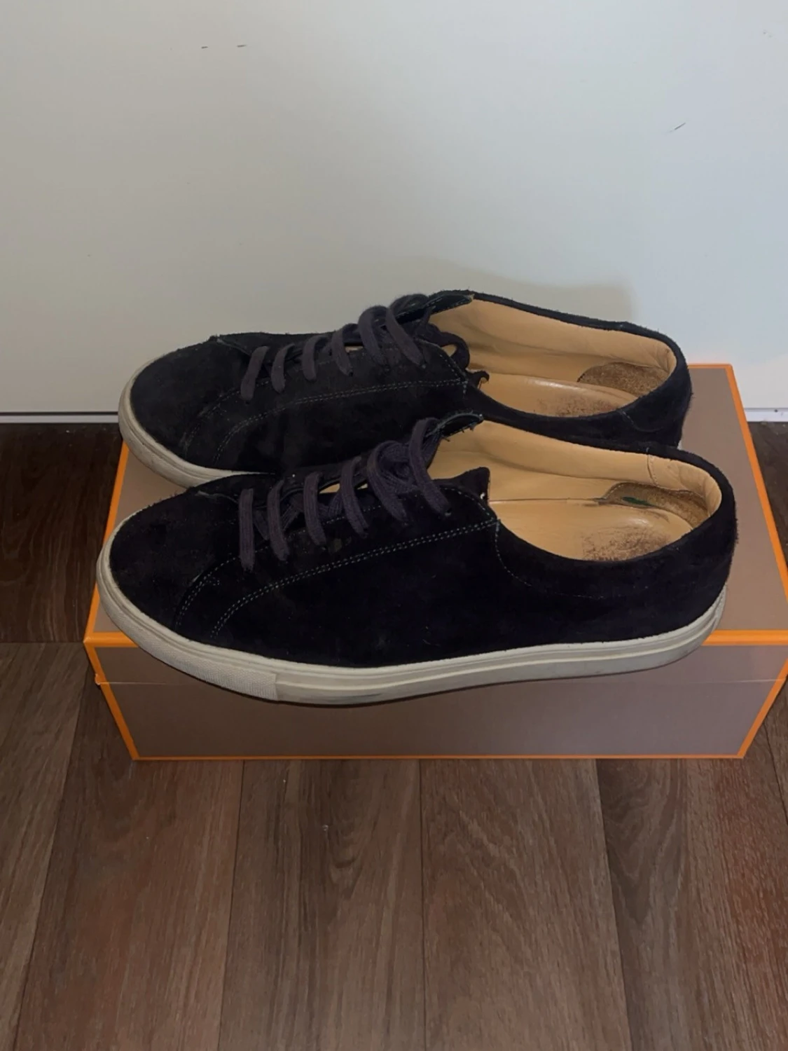 Svarta mockasneakers med vit sula - 1