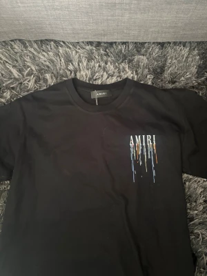 Amiri t-shirt m - Säljer nu min snygga amiri T-shirt perfekt för varmare väder har aldrig använt den, de bruna du ser på första bilden syns inte på tröjan!!, mvh Charlie❤️
