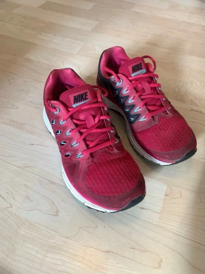 Träningsskor - Nike Vomero 9 - Mörkrosa Nike Vomero 9 träningsskor. Storlek 37.5 Lite slitna vid snörningen och framme vid tån. Se bilderna! 🌸