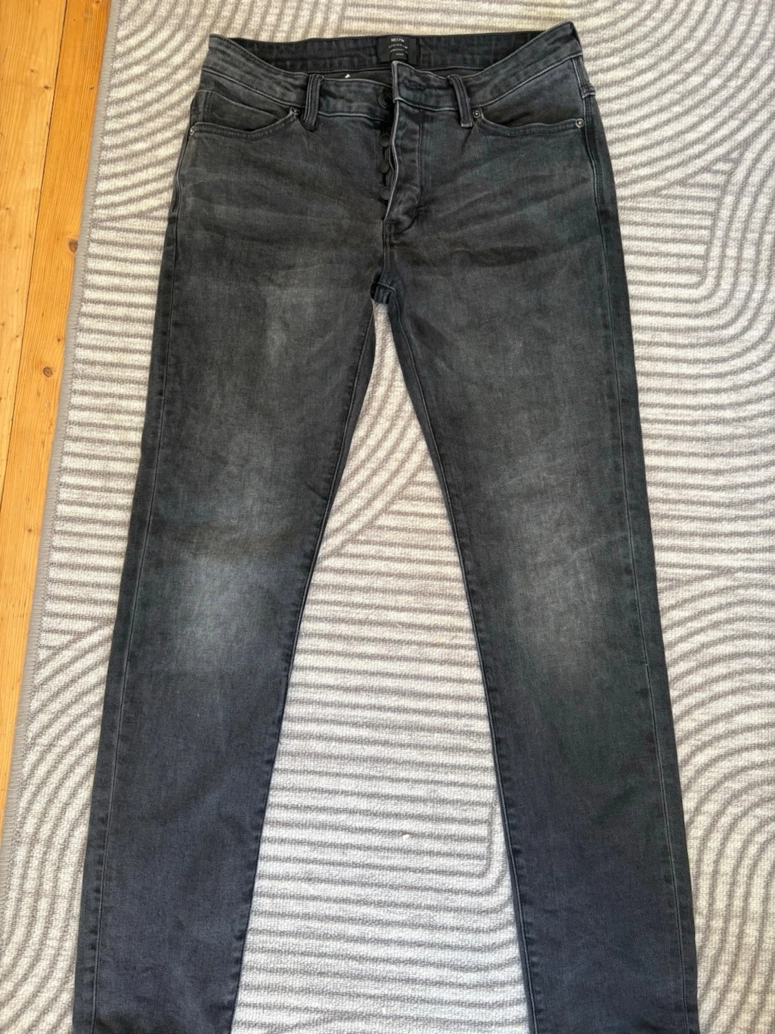 Grå jeans från Neuw med knappgylf - 2