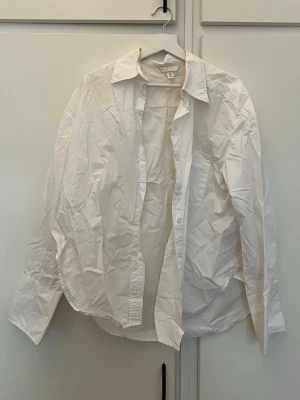 Skjorta - Vit skjorta ifrån H&M i storlek M. Super skön och passar till allt!!💞