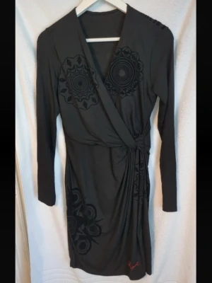 Klänning  - Desigual svart klänning i storlek xl men liten i storleken så mer som en L. Nyskick endast använd 1 gång, är som en helt ny.