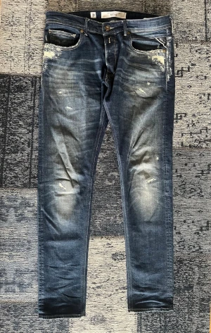 Replay Jeans  34/34 - Säljer dessa feta Replay Jeans limited edition som inte går att få tag i längre. Storlek 34/34 men passar också 33/34. Hör av dig vid funderingar! 🙌
