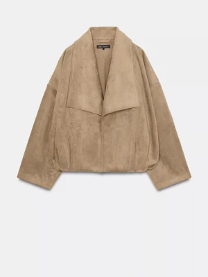 Beige oversized kappa från Zara - Beige kappa från Zara i oversized model i storlek M!! 🍓 Säljer då den tyvärr inte kommer till användning. Hör av er ifall ni skulle vilja ha fler bilder på jackan <3 POK Nypris: 699kr. 