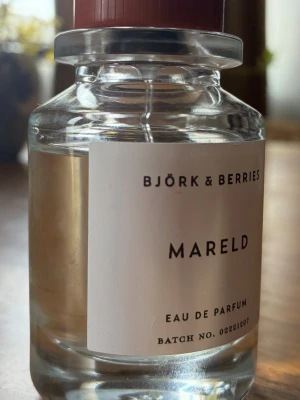 Björk & Berries Mareld Eau de Parfum - · TOPP Salt fikon, Bergamott, Eukalyptus · HJÄRTA Viol, Mimosa, Marina noter · BAS Tonkaträ, Muskatellsalvia, Sjögräs  Vegansk och ekologisk. Tillverkad i Frankrike.  Ca 40 ml kvar.