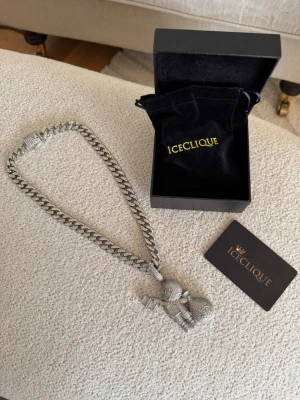 Iced Cuban 🧊 - Tjena! Säljer min feta iced cuban kedja och pendent, kedjan är 10mm bred och 18inces lång. Diamanterna är VVS simulerade  (CZ 5A+) med andra ord nästan moisenite 🌈 och är köpt ifrån ice clique. Köptes för ca 2100kr. Perfekt för dig som vill ha en tung kedja till outfitten🔥 SNABB AFFÄR - BÄTTRE PRIS