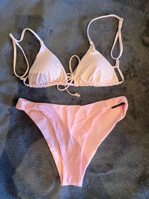Ljusrosa bikinisett  - Jättefin rosa bikinisett. Snörning över axeln och uttagbar vaddering. Skulle säga att de är mellan låg och medelhög midja och brasilian modell på bikinitrosorna.  Lapparna är bortklippta men har för mig att den är ifrån H&M🌸 Bikinitrosorna är oanvända!