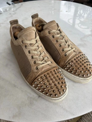 Christian Loubitins - Säljer ett par ursnygga Christian Loubitin i storlek 44🤩 Skorna har tydliga tecken på användning men har mycket kvar att ge😁 Tveka inte att höra av er vid minsta fundering🧐 Priset är inte hugget i sten🪨🗡️