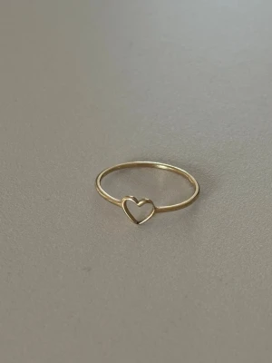 Ring - Super söt ring med hjärta i mitten 