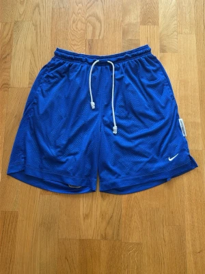 Nike reverseable shorts - Säljder dessa blåa/gråa reverseable shorts från Nike