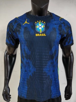 Brasilien fotbollströja Nike - Snygg blå fotbollströja från Nike med Brasilien CBF-logga och gul text på bröstet. Tröjan har ett unikt mönster i olika blå nyanser, gula detaljer på axlarna och korta ärmar. Perfekt för dig som vill stötta Brasilien på match eller träning.
