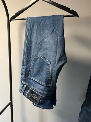 Jacob Cohën Jeans  - Riktigt snygga Jacob Cohën jeans 👖  Längd: 103cm  Midjemått: 40cm  Inga defekter förutom på loggan (bild 2). Pris kan diskuteras.