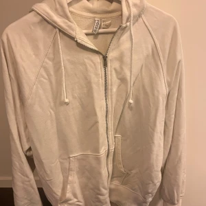 Vit zip hoodie från H&M - Vit zip hoodie från H&M, storlek S. Använd men bra skick!