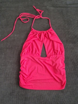 Cerise halternecktopp - Stretchigt material, croppad. 