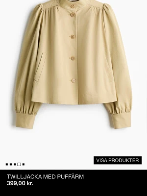 Beige hm jacka  - Slutsåld viral hm jacka. Helt oanvänd med lappar kvar!! ‼️Trendig beige twilljacka med puffärmar och knappar framtill. Jackan har hög krage, vida ärmar med breda muddar och en loose passform. Perfekt för dig som vill ha en unik och stilren look.