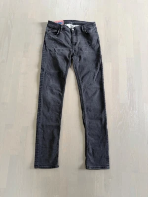 Acne Studios - Snygga svarta jeans från Acne Studios | storlek W31/L32 | riktigt bra skick med slitningar | pris går att diskutera vid snabb och enkel affär |