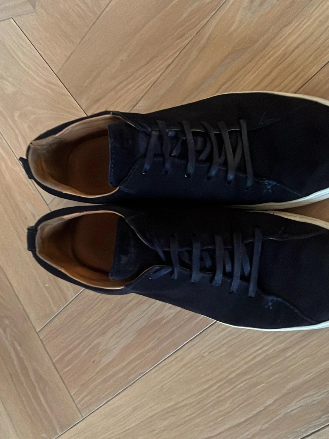 Svarta mockasneakers med vit sula - 3