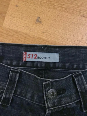 Levis 512 Bootcut - Grå Levis 512, strl 33/36 men uppsydda. Väldigt bra skick inga skavanker. Snabb deal längre pris!   Mått ca:  Midja: 42 Längd: 105 Benöppningen: 25