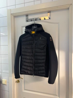 Parajumpers Nolan Hybrid Jacket XS - Säljer min Parajumpers Nolan Hybrid Jacka, en perfekt jacka till våren. Jackan är svart och i storlek XS. Jackans skick är som ny med inga problem alls. Kvitton, tags och orginalförpackning ingår. Hör gärna av dig vid frågor