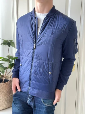 Polo Ralph lauren cardigan  - Polo Ralph lauren cardigan, Inga defekter! Modellen i bilderna är 180 cm 75 kg och bär Storlek S , Kom med frågor! 🌟 (Kan gå ned i pris vid köp av paket 😉) 