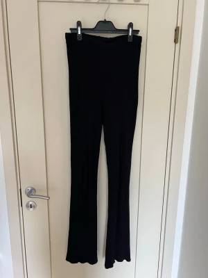 Svarta ribbade leggings med utsvängda ben från Zara - Svarta ribbade yogabyxor/mjukisar med utsvängda ben och hög midja. Materialet är väldigt stretchigt och mjukt. Supersköna