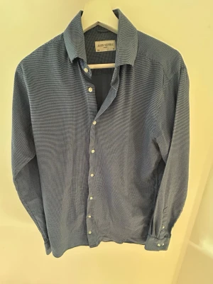 John Henric skjorta - Säljer nu en riktigt fett John Henric skjorta då den är för liten. Vid några frågor är det bara att skriva i dm!