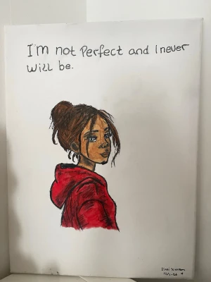 Tavla med text och röd hoodie - Unik tavla med handmålad illustration av en person i röd hoodie och uppsatt hår. Texten 'I'm not Perfect and I never will be.' står högst upp. Signerad i hörnet. Perfekt för att ge rummet en personlig touch.