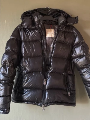 Moncler Maya - Moncler Maya jacka i super bra skick, har inga tecken på användning. Jackan är i storlek S och unisex modell. Förpackning och prislapp medföljer. QR visar att den är äkta, scanna så kommer man till hemsidan. Säljer eftersom att jag nu haft den i två år och är trött på den. Skriv för mer bilder/info