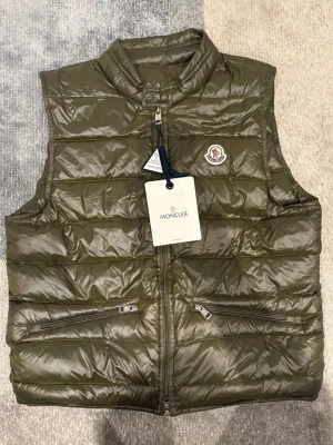 Moncler väst  - Som ny, allmänt väldigt bra skick.