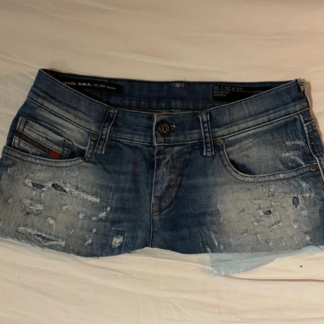 Blå jeanskjol med slitningar