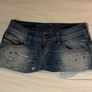 Blå jeanskjol med slitningar - Cool jeans kjol med detaljer. Midjemått rakt över ca 35 cm💕 hör av er vid frågor. 