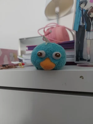 Agent P - Disney TsumTsum, mobil tvätt. - Söt TsumTsum av Agent P från Phineas and Ferb ögon och orange näbb. Tillverkad i mjuk plysch och har en liten mage som är till för mobil putts