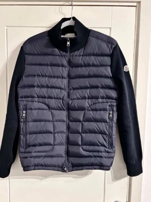 Moncler cardigan  - Moncler cardigan till salu, jackan är i nyskick säljs pågrund av att de va för lite på mig. Pris kan diskuteras vid snabb affär.