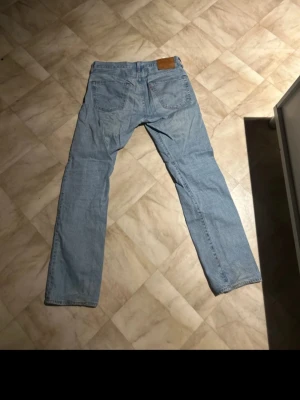 Ljusblå Levis 501 Jeans - Levis 501 i fint skick. Storlek 31/32
