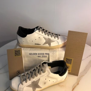 Golden Goose Superstar Sneakers - Golden Goose superstar skor Storlek 43 Skick 10/10 Använd bara 1-2 gånger Kvitto medföljer  Skriv gärna vid frågor eller om du vill ha fler bilder.