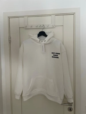Drole de Monsieur hoodie - ”Not from Paris madame” från märket Drole de Monsieur. Hoodie är helt ny med etikett och i storlek M, men passar också storlek small!Nypris ligger på 2500 kr. Skriv vid funderingar!
