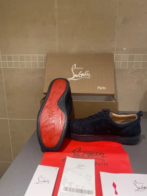 Svarta sneakers från Christian Louboutin - Snygga svarta sneakers från Christian Louboutin, i mycket gott skick. Priset är helt okej fast kan diskuteras lite 🤝skriv vid funderingar eller frågor ska svara så snabbt som möjligt 😀