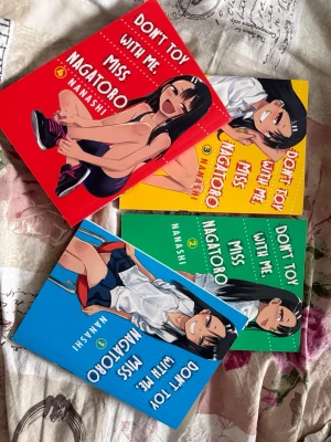 Don't Toy With Me, Miss Nagatoro 1-4 - Fyra volymer av mangan 'Don't Toy With Me, Miss Nagatoro' av Nanashi. Omslagen är färgstarka i rött, gult, grönt och blått med animeillustrationer av huvudkaraktären. Perfekt för dig som gillar humor och romantik i skolmiljö. Pocketformat, mjuka pärmar.