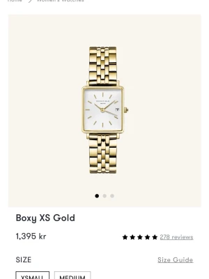 Rosefield Boxy XS guld klocka - Stilren klocka från Rosefield i modellen Boxy XS med fyrkantig vit urtavla och datumvisning. Har haft klockan i två månder men ej använd eftersom jag föredrar andra, fick den i present så allt tillkommer!