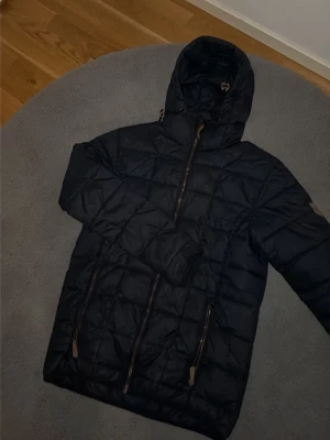 Mörk blå jacka  - En snygg enkel marinblå dunjacka. Passar till mycket, har även stora fickor. 