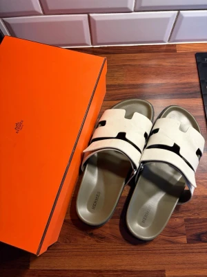 H sandaler  - Köpta på Vestiaire så kvitton medföljer, storlek 44 passar 43. 