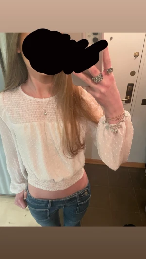 Vit prickig blus - söt vit blus men har tyvärr inte kommit till användning av mig men jag har dock köpt den av en person innan, passar både som S/XS