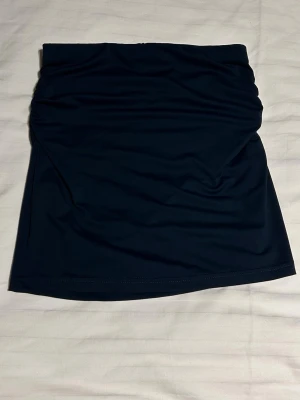 Mörkblå kortkjol från SHEIN - Säljer en enkel och stilren mörkblå kortkjol från SHEIN. Kjolen har en tight passform och knappt använd 