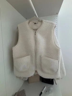”Cremefärgad” teddyväst - Jättesnygg Teddyväst från hm! Den är i nyskick och endast använd någon enstaka gång