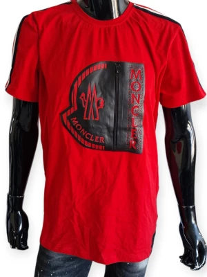 Moncler T-Shirt- Röd, Strl XL - Helt ny. Fin replika med hög kvalitet. EU| XL Pris: 799kr. Först till kvarn. Skickas direkt inom 24h