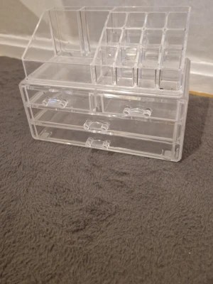 Förvaring - Det är 4 lådor, två små och två stora. Den kommer tvättas innan jag postar!