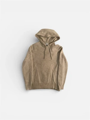 Beige merinoull hoodie från Elegance Essentials - Mysig beige hoodie från Elegance Essentials med klassisk huva och dragsko. Tillverkad i mjukt material som känns skönt mot huden. Perfekt för dig som gillar en clean och enkel stil. Passar till det mesta och är lätt att matcha med andra plagg.