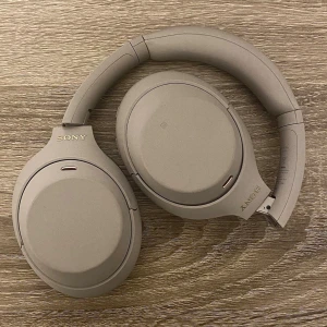 Sony WH-1000XM4 - Säljer mina Sony WH-1000XM4 hörlurar som jag fick i födelsedagspresent men sällan använder. Nytt skick. Originallådan medföljer (ink. originaltillbehör). Aktiv brusreducering, bekväma öronkuddar och lång batteritid.