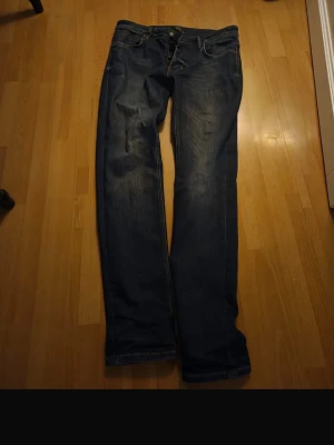 Mörkblå raka jeans - Säljer ett par mörkblå jeans med rak passform säljer för har bytt stil Jeansen är slim fit passar 170-183 skulle jag påstå nypris 1600kr bara höra av er vid mer frågor !